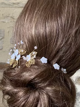 Éclat Floral – Lot de 5 pics à cheveux de mariée avec fleurs nacrées, perles Swarovski et feuilles dorées – Coiffure mariage boh