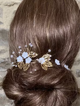 Éclat Floral – Lot de 5 pics à cheveux de mariée avec fleurs nacrées, perles Swarovski et feuilles dorées – Coiffure mariage boh
