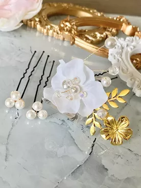 Orlane – Lot de 3 pics à cheveux de mariée avec fleur satin, perles nacrées Swarovski & feuillage doré