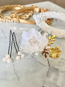 Orlane – Lot de 3 pics à cheveux de mariée avec fleur satin, perles nacrées Swarovski & feuillage doré
