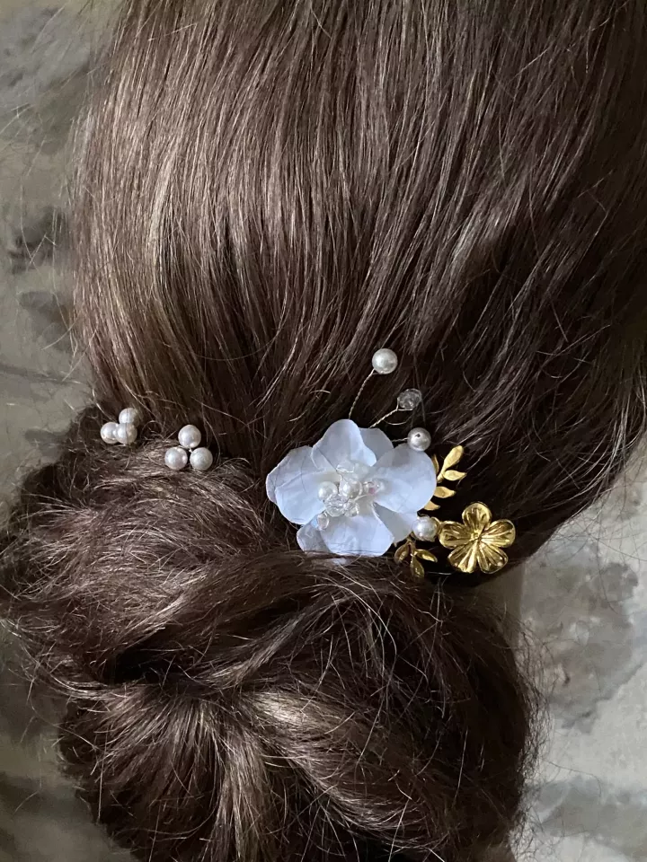 Orlane – Lot de 3 pics à cheveux de mariée avec fleur satin, perles nacrées Swarovski & feuillage doré