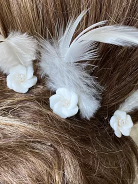 Éléa – Lot de 3 pics à cheveux de mariée, fleur en porcelaine et plume, chignon, tresse ou demi-attache, accessoire coiffure