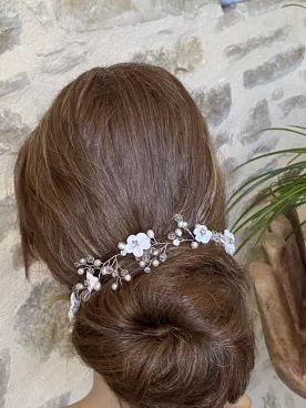 Élora – Ornement de chignon de mariée, fleurs blanches & feuilles argentées