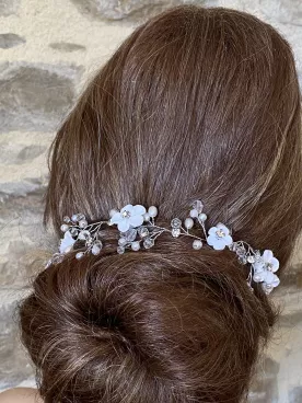 Élora – Ornement de chignon de mariée, fleurs blanches & feuilles argentées