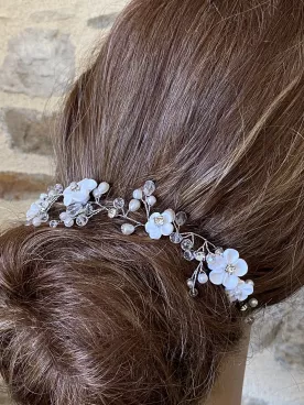 Élora – Ornement de chignon de mariée, fleurs blanches & feuilles argentées