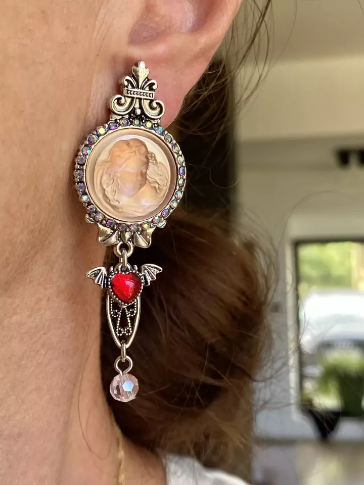 Amorina – Boucles d’oreilles pendantes angelots, bijoux romantiques et symboliques pour femme