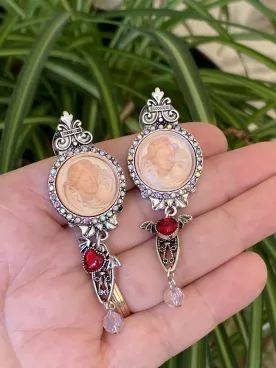 Amorina – Boucles d’oreilles pendantes angelots, bijoux romantiques et symboliques pour femme