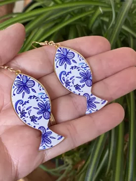 Marina – Boucles d’oreilles pendantes poisson en céramique fleurie bleue, bijoux artisanaux originaux pour femme