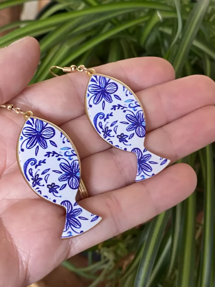 Marina – Boucles d’oreilles pendantes poisson en céramique fleurie bleue, bijoux artisanaux originaux pour femme