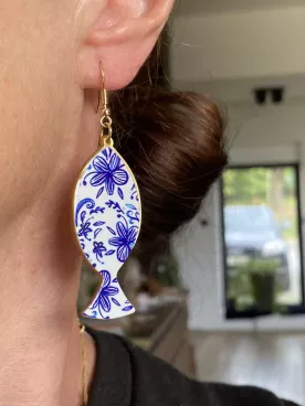 Marina – Boucles d’oreilles pendantes poisson en céramique fleurie bleue, bijoux artisanaux originaux pour femme