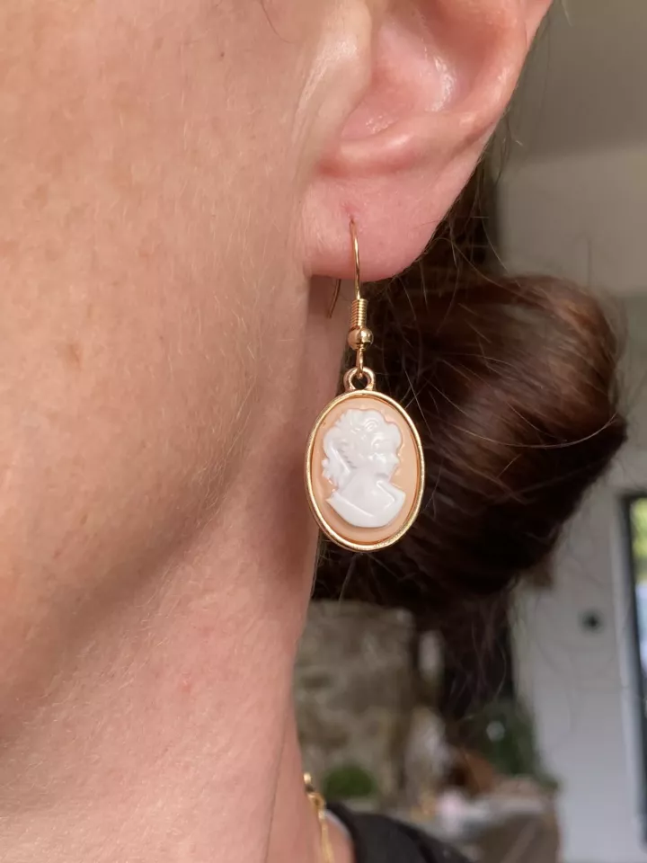 Isadora – Boucles d’oreilles pendantes camée vintage, bijoux élégants et romantiques pour femme