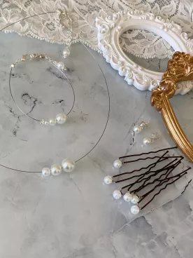 Néria – Parure de mariée minimaliste en perles nacrées Swarovski (collier, bracelet, boucles & pics à cheveux)