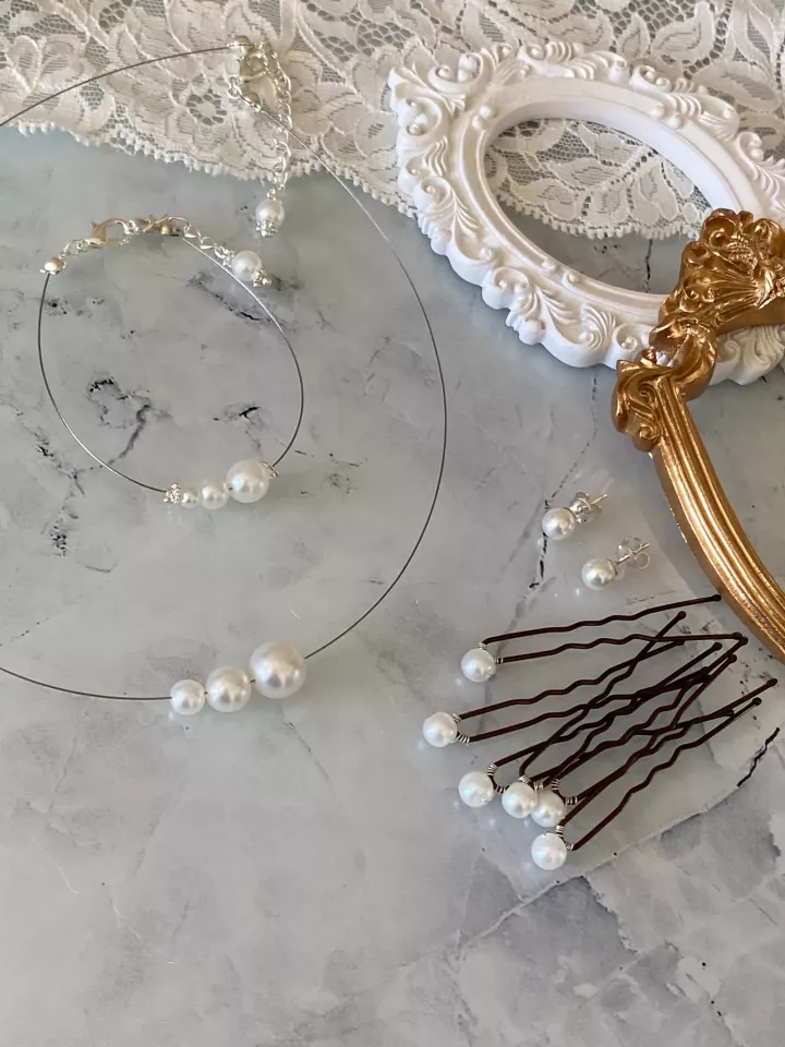 Néria – Parure de mariée minimaliste en perles nacrées Swarovski (collier, bracelet, boucles & pics à cheveux)