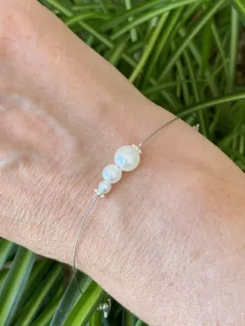 Néria – Parure de mariée minimaliste en perles nacrées Swarovski (collier, bracelet, boucles & pics à cheveux)