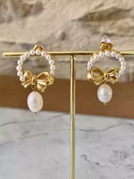 Isalda – Boucles d’oreilles mariée & soirée, ruban doré et perles d’eau douce, bijoux élégants en acier inoxydable