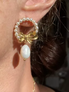 Isalda – Boucles d’oreilles mariée & soirée, ruban doré et perles d’eau douce, bijoux élégants en acier inoxydable