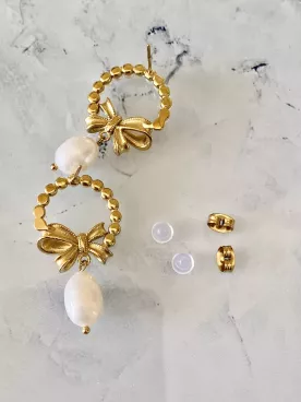 Isalda – Boucles d’oreilles mariée & soirée, ruban doré et perles d’eau douce, bijoux élégants en acier inoxydable