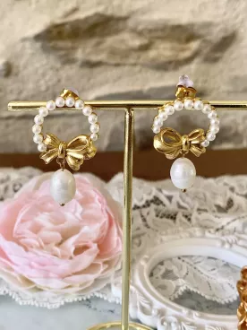 Isalda – Boucles d’oreilles mariée & soirée, ruban doré et perles d’eau douce, bijoux élégants en acier inoxydable