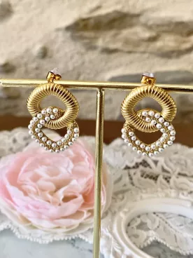 Iridesa - Boucles d’oreilles mariée & soirée, anneaux dorés entrelacés et perles nacrées, bijoux élégants en acier inoxydable