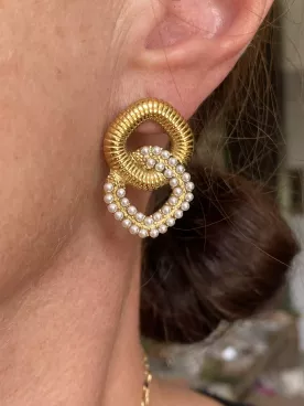 Iridesa - Boucles d’oreilles mariée & soirée, anneaux dorés entrelacés et perles nacrées, bijoux élégants en acier inoxydable