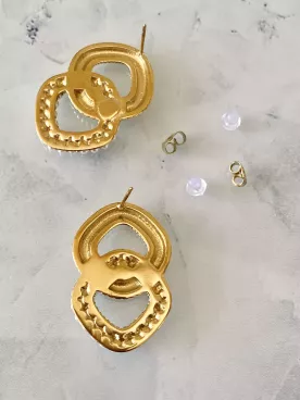 Iridesa - Boucles d’oreilles mariée & soirée, anneaux dorés entrelacés et perles nacrées, bijoux élégants en acier inoxydable