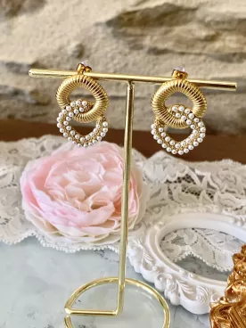 Iridesa - Boucles d’oreilles mariée & soirée, anneaux dorés entrelacés et perles nacrées, bijoux élégants en acier inoxydable