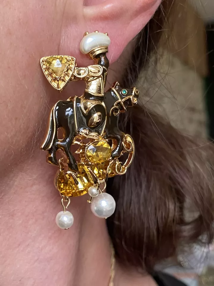 Solaris – Boucle d’Oreille Baroque Cavalier Doré, Cristaux Jaunes & Perles Nacrées