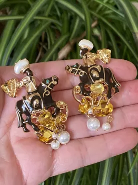Solaris – Boucle d’Oreille Baroque Cavalier Doré, Cristaux Jaunes & Perles Nacrées