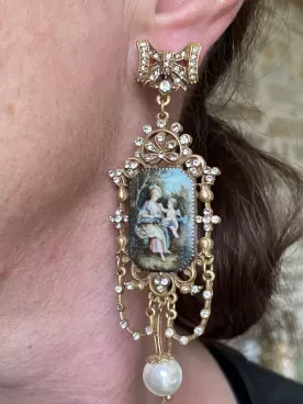 Rosalia – Boucle d’Oreille Baroque avec Miniature Romantique, Strass & Perle Nacrée