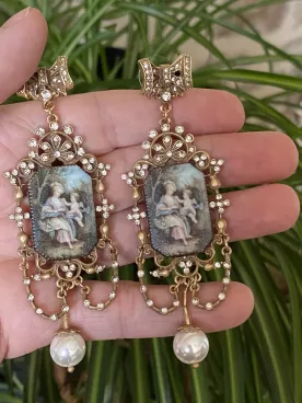 Rosalia – Boucle d’Oreille Baroque avec Miniature Romantique, Strass & Perle Nacrée