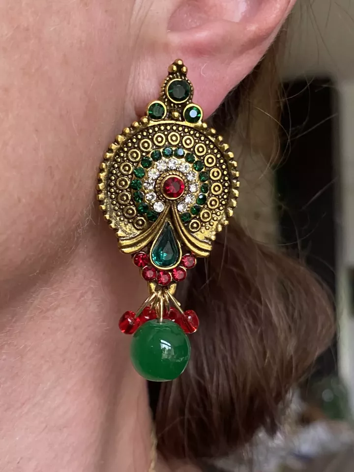 Esmeralda – Boucle d’Oreille Baroque Dorée avec Strass Émeraude & Rubis, Perle Verte Pendante