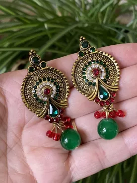 Esmeralda – Boucle d’Oreille Baroque Dorée avec Strass Émeraude & Rubis, Perle Verte Pendante