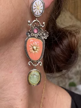 Auroria – Boucle d’Oreille Baroque Soleil & Fleurs avec Émail Coloré et Cabochon Vert