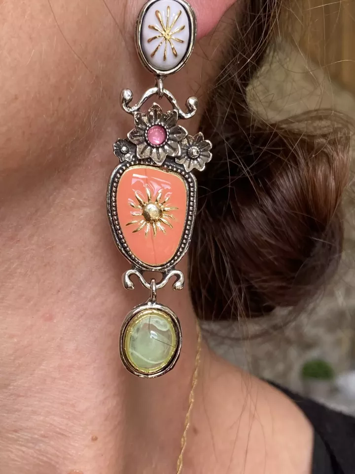 Auroria – Boucle d’Oreille Baroque Soleil & Fleurs avec Émail Coloré et Cabochon Vert