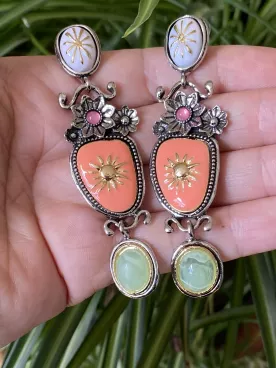 Auroria – Boucle d’Oreille Baroque Soleil & Fleurs avec Émail Coloré et Cabochon Vert