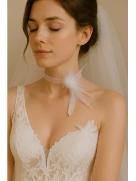 Collier mariée Baïkal – Légèreté et élégance avec plumes et ruban délicat