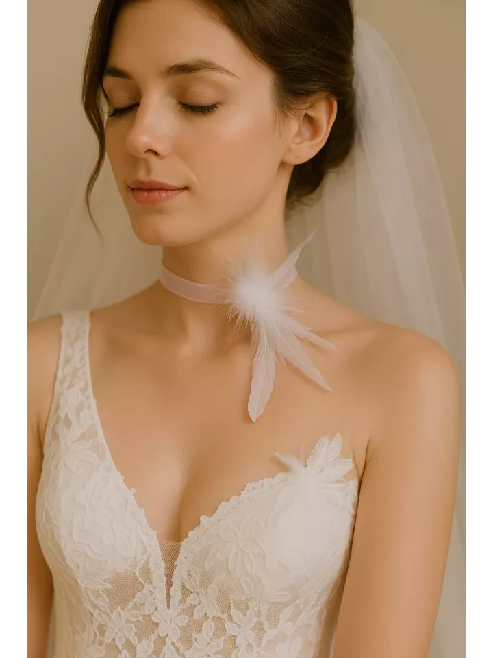 Collier mariée Baïkal – Légèreté et élégance avec plumes et ruban délicat Collier mariée Baïkal – Légèreté et élégance avec plumes et ruban délicat