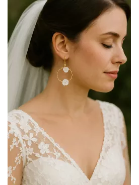 Flora - Boucles d’oreilles   fleurs de nacre – Créoles mariage dorées ou argentées – Support hypoallergénique – Clips ou dormeus