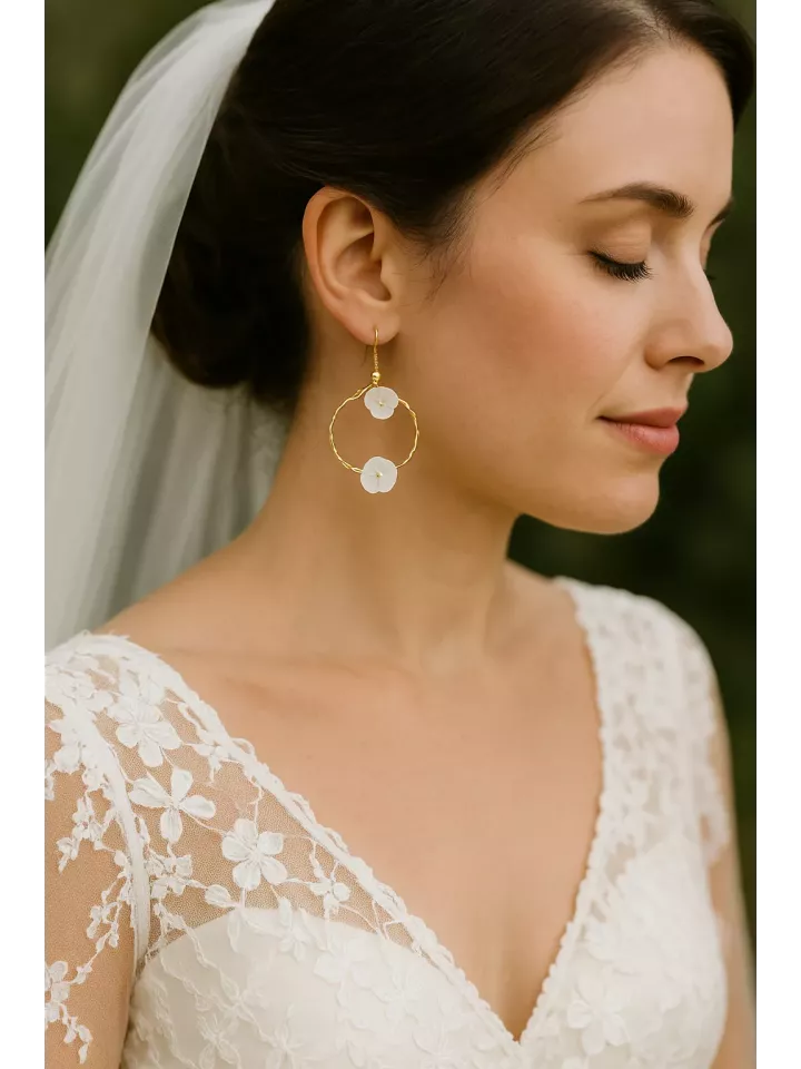 Flora - Boucles d’oreilles   fleurs de nacre – Créoles mariage dorées ou argentées – Support hypoallergénique – Clips ou dormeus