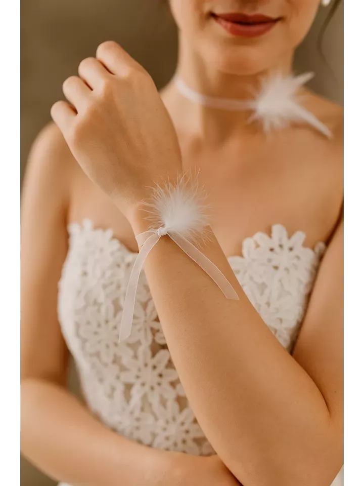 Léa - Bracelet mariée – Légèreté et élégance avec plumes et ruban délicat Léa - Bracelet mariée – Légèreté et élégance avec plumes et ruban délicat