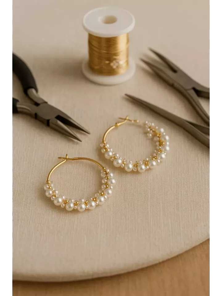 Coralline– Créoles de mariée en acier inoxydable doré, ornées de perles nacrées (40 mm) Coralline– Créoles de mariée en acier inoxydable doré, ornées de perles nacrées (40 mm)