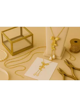 Mjøsa – Collier de mariée en fleurs dorées et perles nacrées