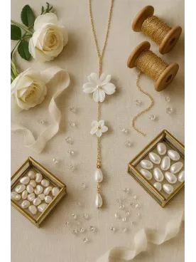 Délice de Soie - Collier de dos mariée– Fleurs de soie, perles nacrées & gouttes délicates
