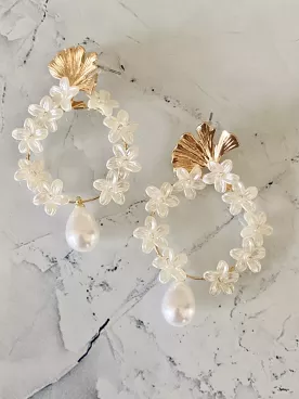 Floréa – Boucles d’Oreilles de Mariée Fleurs Nacrées & Feuilles Dorées sur Clous en Acier Inoxydable