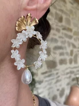 Floréa – Boucles d’Oreilles de Mariée Fleurs Nacrées & Feuilles Dorées sur Clous en Acier Inoxydable