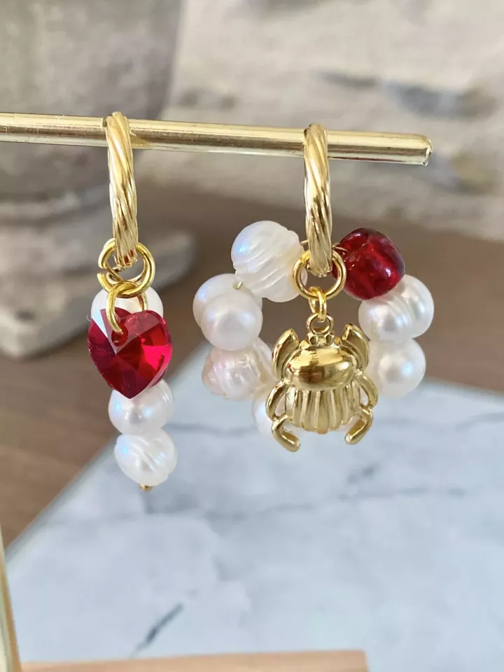 Boucles Perles Rouges & Scarabée Doré– Parfait pour Témoins & Invités