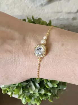 Golden Square – Bracelet mariée avec cabochon et perles nacrées. Un bijou raffiné au style romantique.