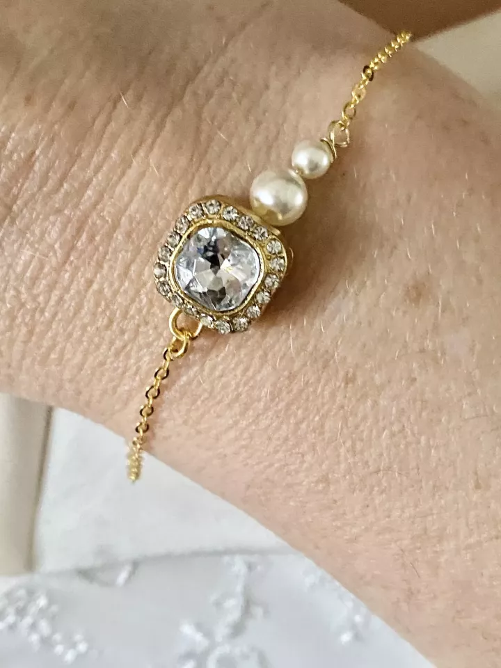 Golden Square – Bracelet mariée avec cabochon et perles nacrées. Un bijou raffiné au style romantique.