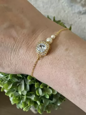 Golden Square – Bracelet mariée avec cabochon et perles nacrées. Un bijou raffiné au style romantique.