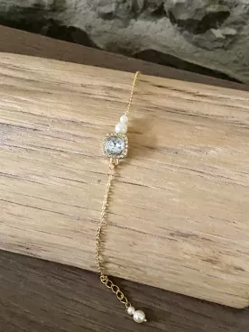 Golden Square – Bracelet mariée avec cabochon et perles nacrées. Un bijou raffiné au style romantique.